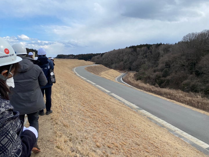 除染土が保管されている土壌貯蔵施設。横から見ると15メートルほどの高さがあることがわかる（2025年2月18日撮影、中間貯蔵施設で）