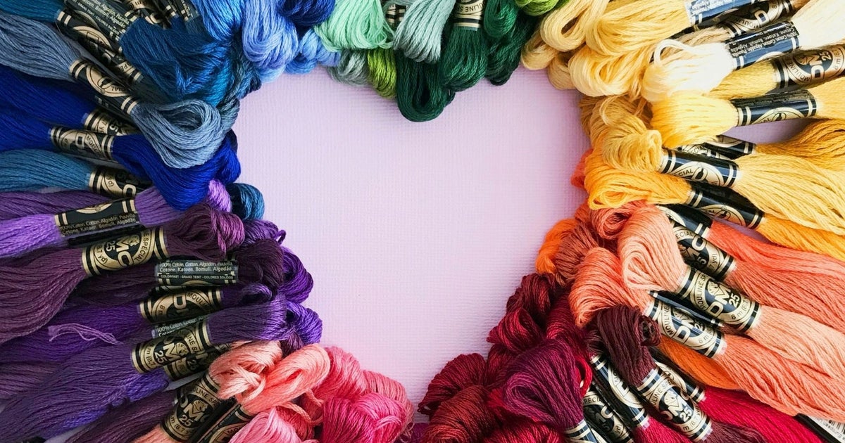 “メッシュチェア”に手刺繍を施したら...⇨唯一無二の家具に大変身!「美しすぎる」「素晴らしいアイデア」の声