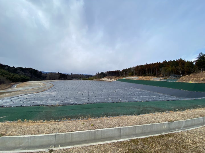 除染土が敷き詰められる中間貯蔵施設(2025年2月18日撮影、福島県の中間貯蔵施設敷地内で)