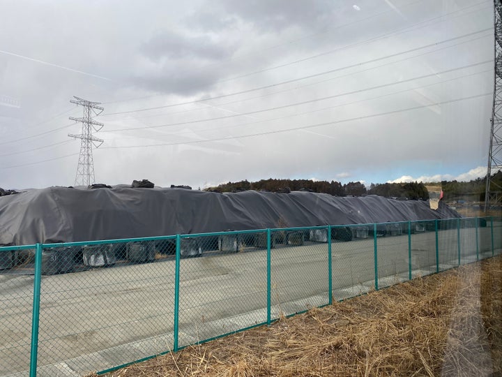 除染土が積まれている光景(2025年2月18日、福島県の中間貯蔵施設で)