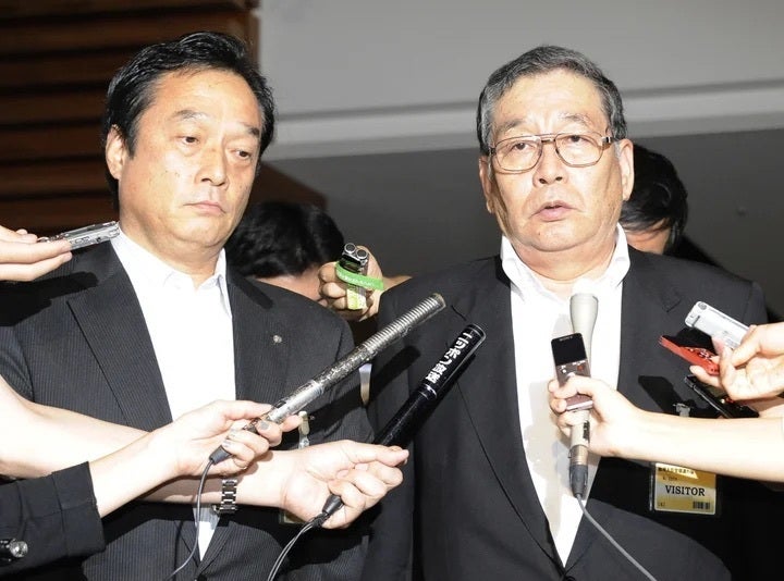 中間貯蔵施設に関して首相と会談した後、報道各社の質問に答えた渡辺利綱大熊町長(右)と伊沢史朗双葉町長(2014年9月1日、東京・首相官邸で、大熊町長の肩書は当時)