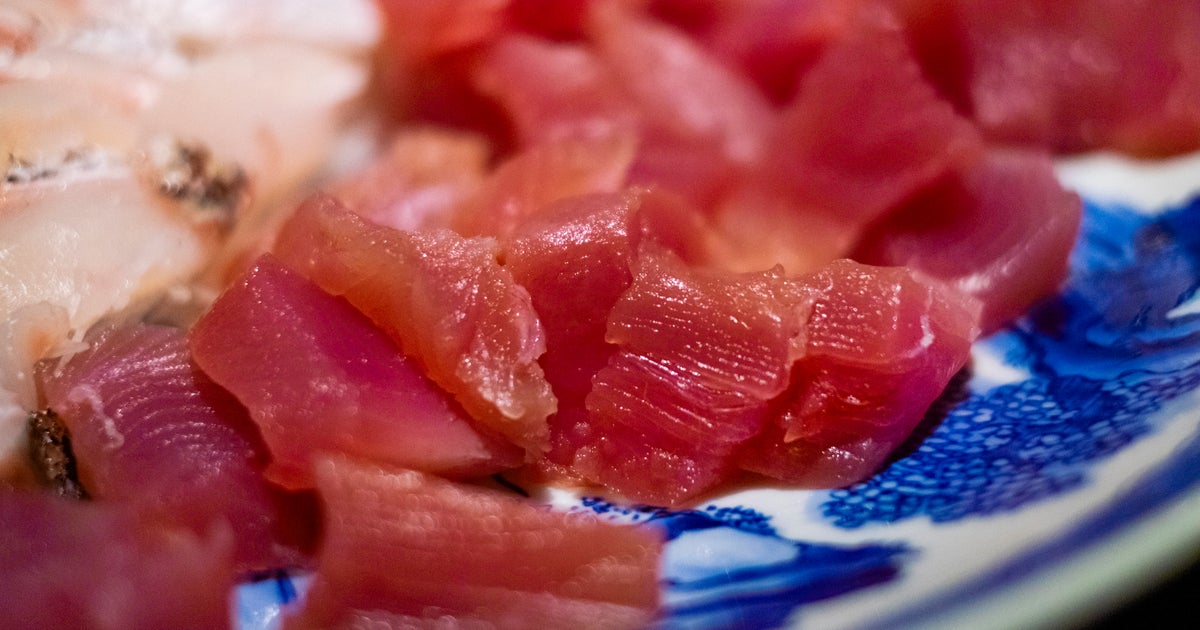 マグロに「白っぽい点」⇨寄生虫です。「真珠みたい」「脂肪の塊？」SNSで目撃情報、魚の身がドロドロに