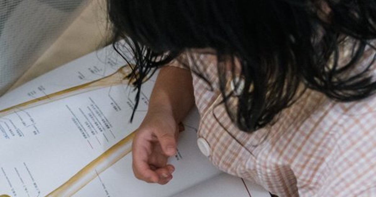 「その解剖学の本ね、1万円」。2歳児の迷いのない落書きに「笑顔代ですね」「世界に一冊の本」