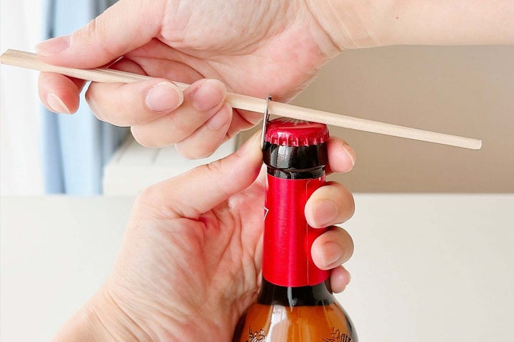 栓抜きを使わずに「ビンを開ける裏技」