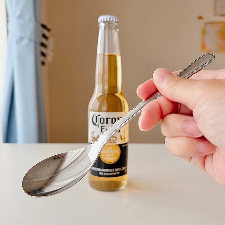 栓抜きを使わずに「ビンを開ける裏技」