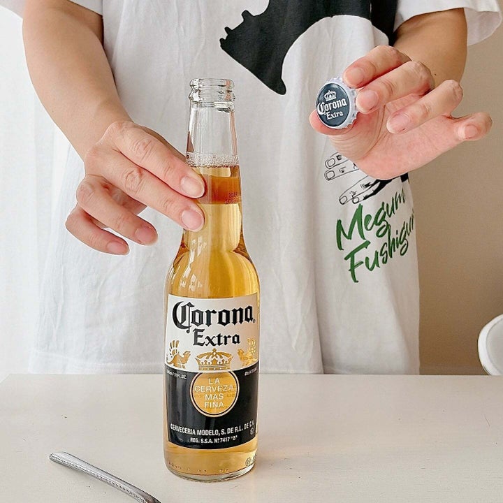 栓抜きを使わずに「ビンを開ける裏技」