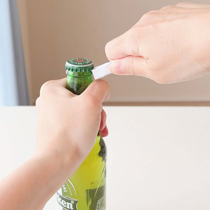 栓抜きを使わずに「ビンを開ける裏技」