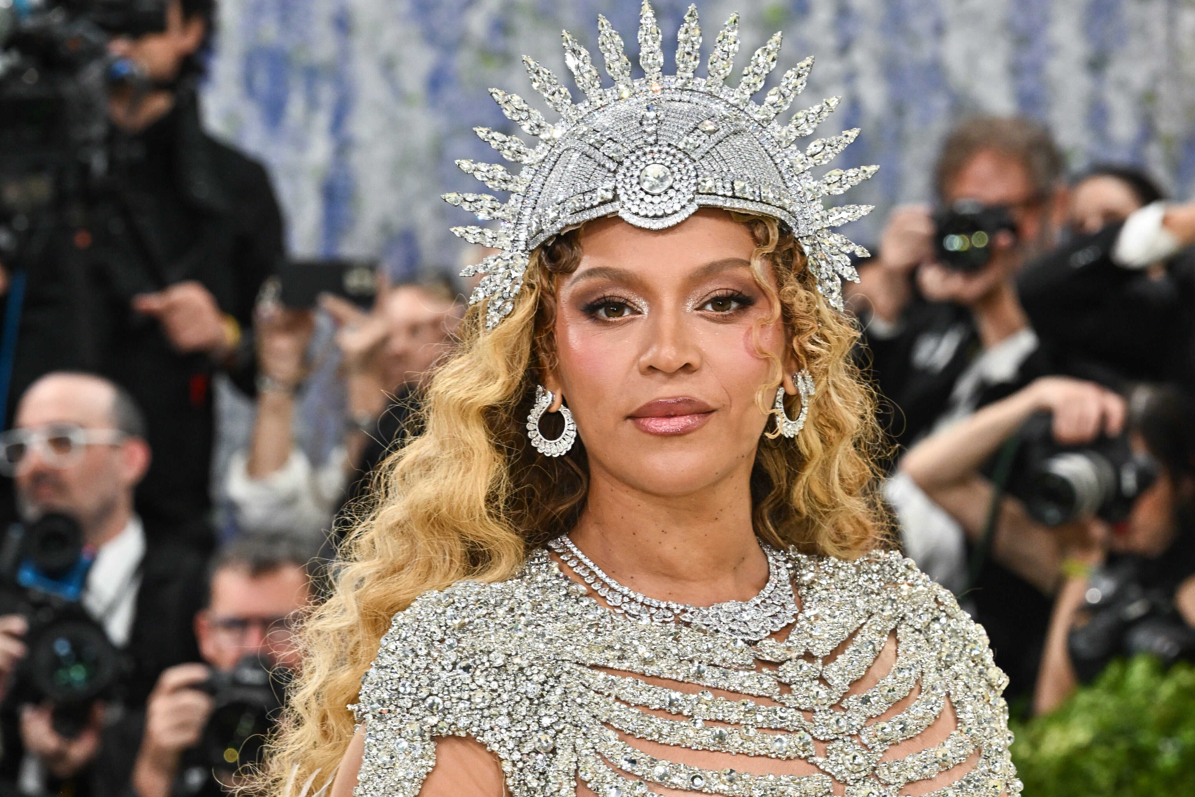 Beyoncé Is Selling An Empty Wooden Box For $948 And People Have A Lot Of Feelings
