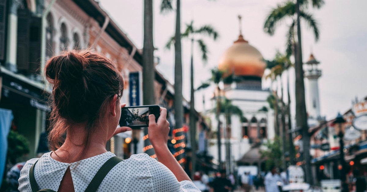 Does Taking Photos Affect Your Memory? What Science Says About Digital Amnesia