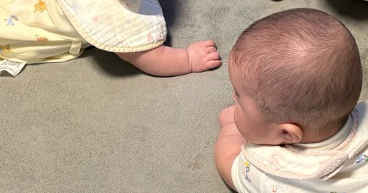 生後5カ月の3つ子が早朝に“極秘会談”したら⇨顔を寄せ合う光景に「3人にしかわからない会話」「イタズラ作戦」の声