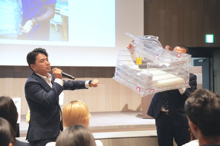 withPlanetのトークイベントで簡易型保育器「MedThermo Box(メドサーモボックス)」について話す平川英司医師(左)