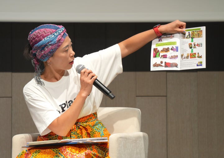 シエラレオネで使われている、イラストが多用された母子手帳を見せながら話す、朝日新聞「withPlanet」編集部の今村優莉記者