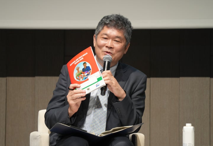 ガーナで使われている母子手帳を見せながら話す東大大学院の柴沼晃さん