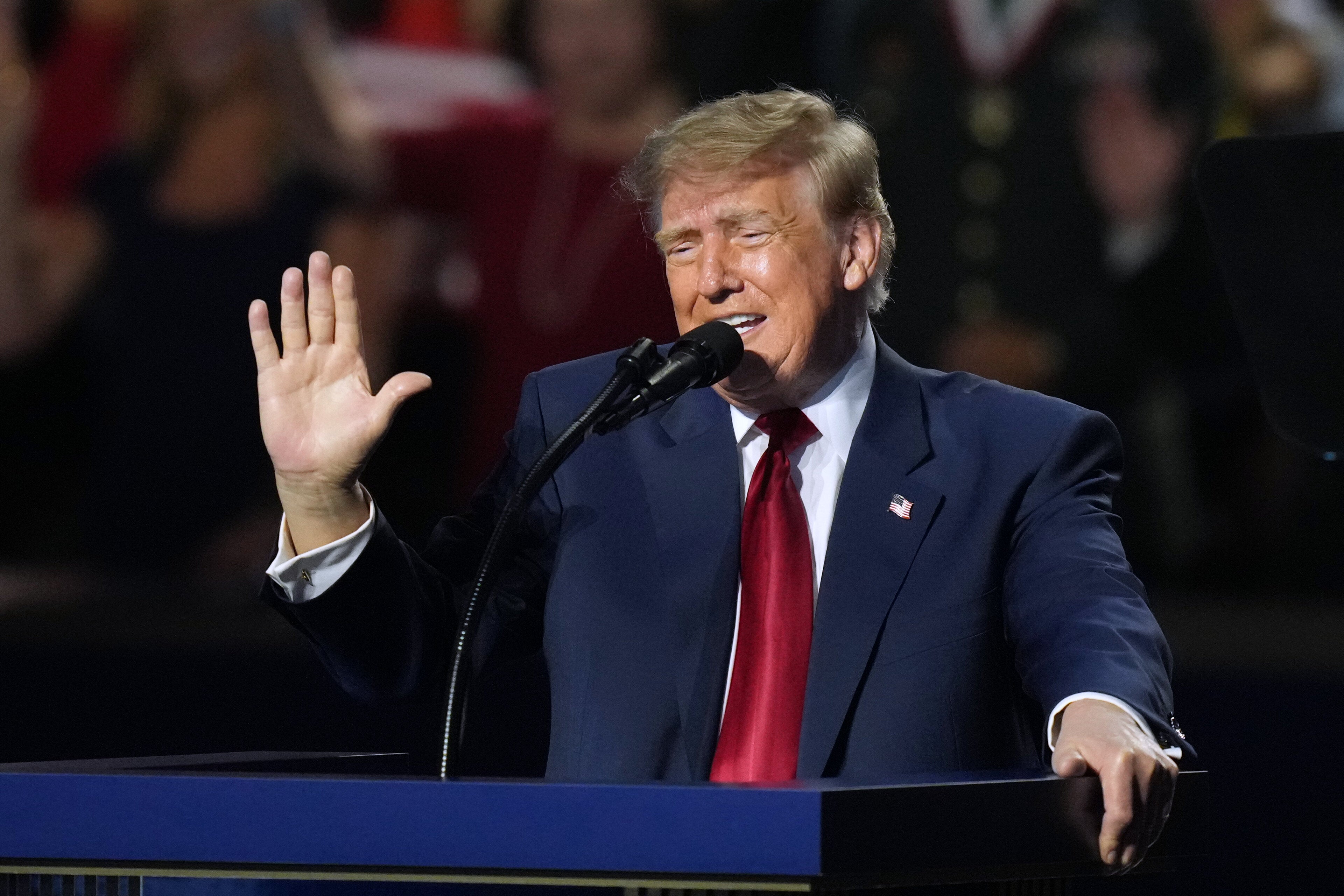 'F*****g Insane': Trump Compared To Cult Leader As He Leads Republicans In Bizarre Vote Pledge