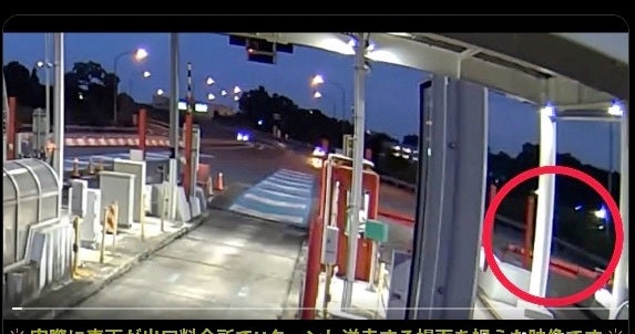 1台の軽トラックが高速道路の料金所手前まで走行し…