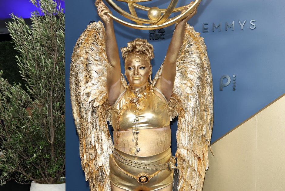 Megan Stalter erschien bei den Emmys als echte Goldstatuette verkleidet.