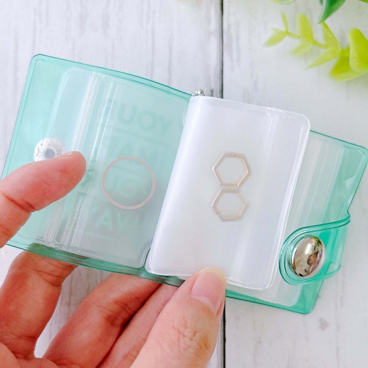 3COINS(スリーコインズ)「BOOK型ジップバッグキーホルダー:S」