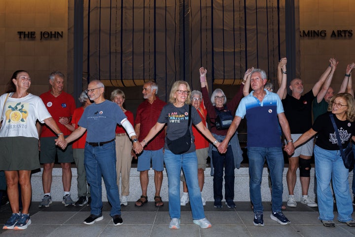 Thousands Form Human Chain Around Kennedy Center to Oppose Trump Closure Threat