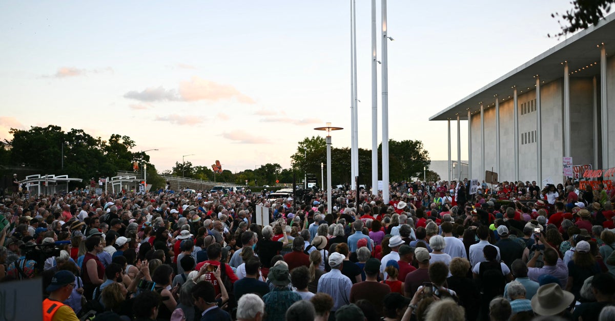 Tausende protestieren vor dem Kennedy Center und äußern ihre Besorgnis ...