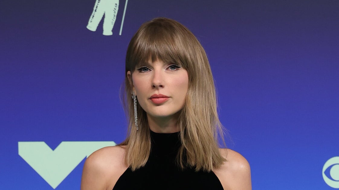 Taylor Swift Makes A Major Red Carpet Return At The VMAs