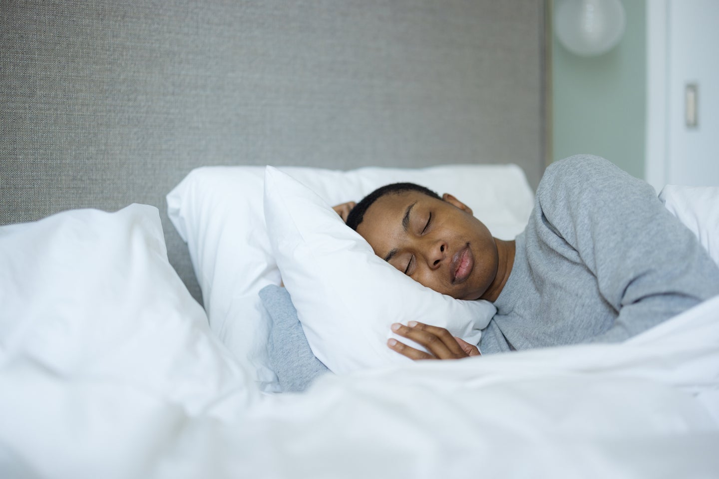 Doctors Share The Pros And Cons Of Propping Up Your Head To Sleep ...