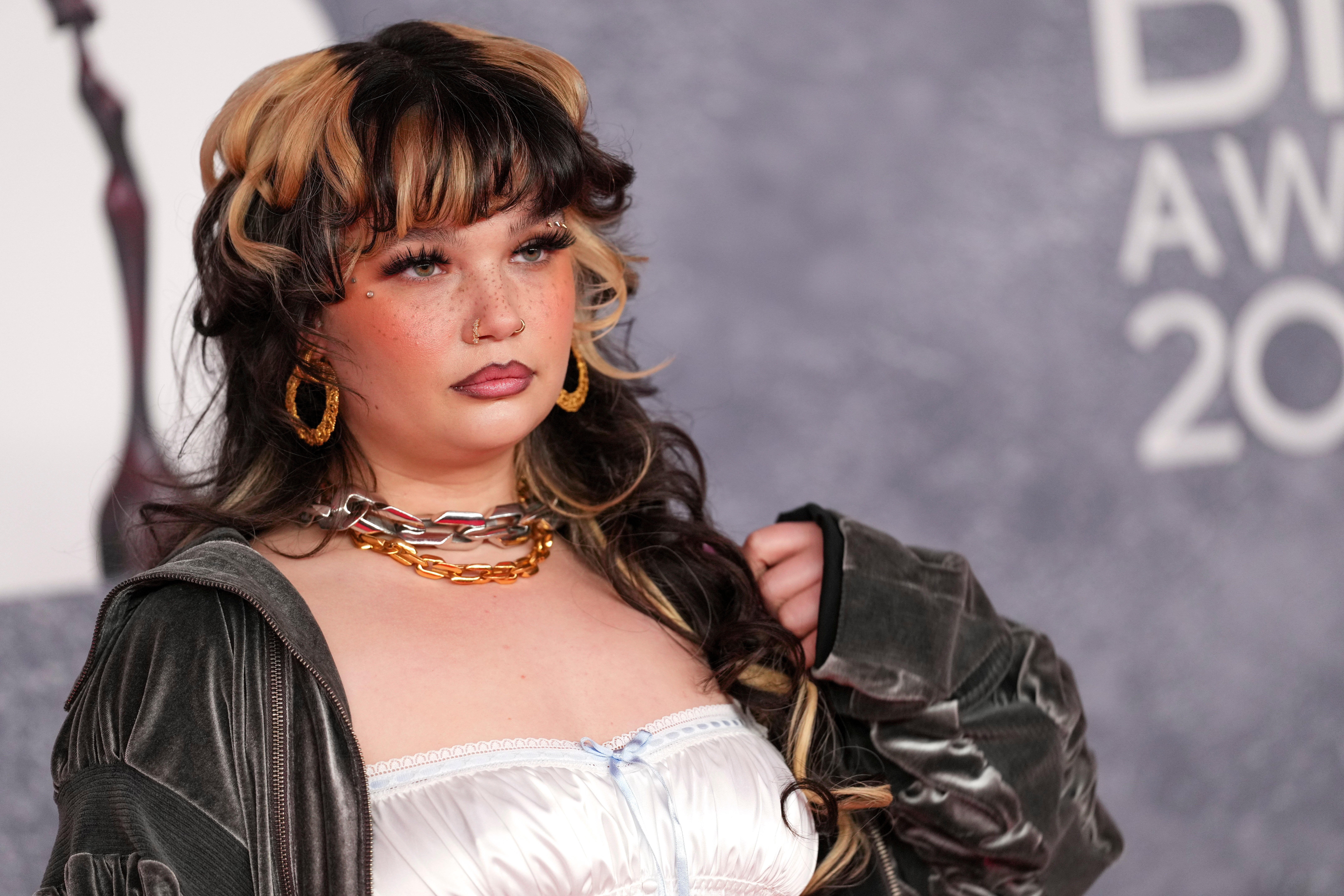 Singer Lola Young warns that vaping has damaged her breathing