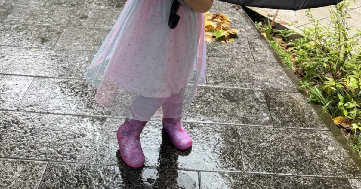 4歳児がパパの傘を差したら⇨“巨大椎茸”が出現…「天使が舞い降りてきたみたい」「椎茸の妖精さんかな？」と反響