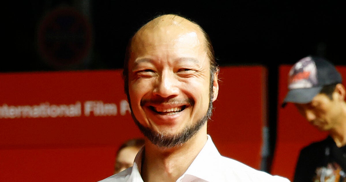 『8番出口』の“歩く男”が「ヨウジヤマモト」を着るとこうなる。長髪を下ろしたハット姿が「渋い」「圧倒的な個性と存在感」と話題