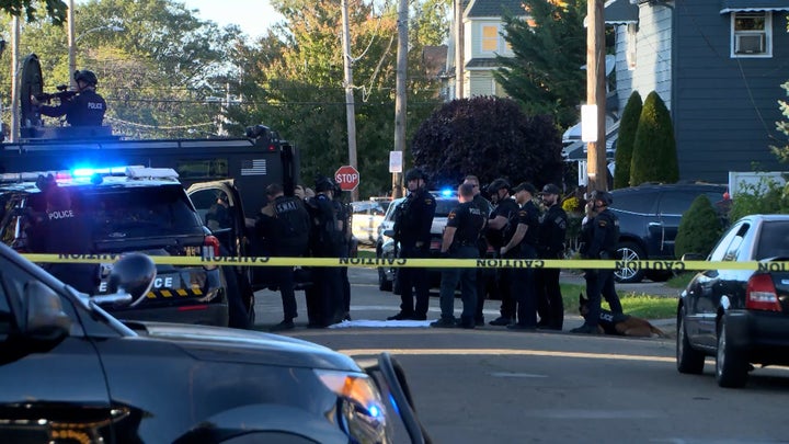 Erie Pennsylvania Shooting Leaves Nine Dead Including Suspect Authorities Say