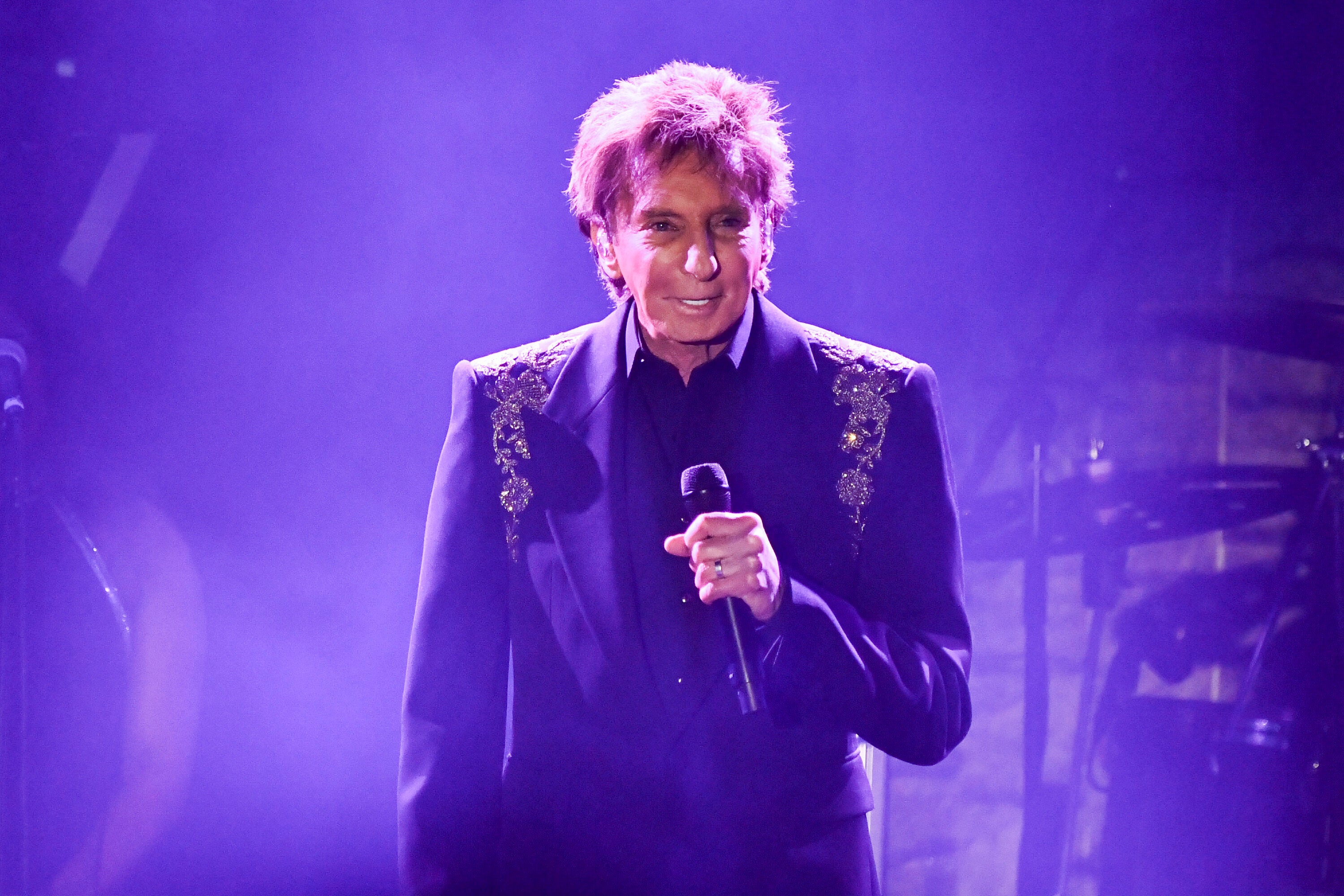 Barry Manilow's Team Issues Health Update After Cancelling Live Show Mid-Concert
