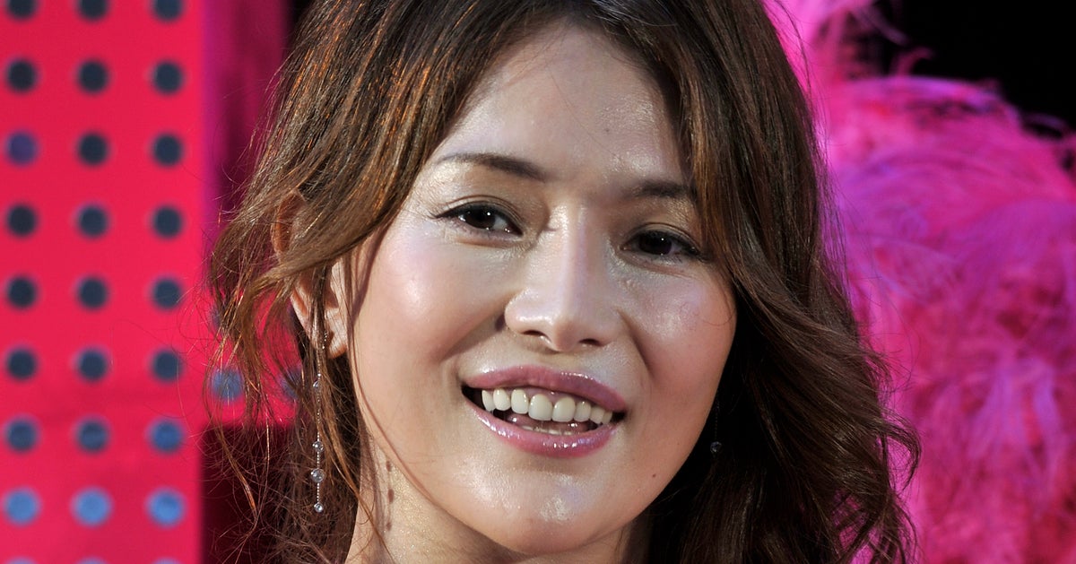 青田典子、夫・玉置浩二とお揃いの“ホワイト系パーマヘア”に「髪色が似てる」「お似合い」の声