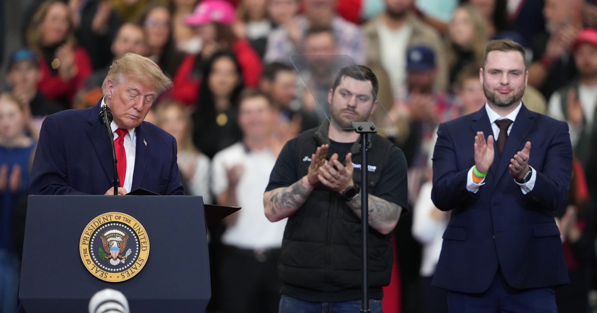 Trump begnadigt zwei Männer bei einer Wahlkampfveranstaltung in Alaska ...