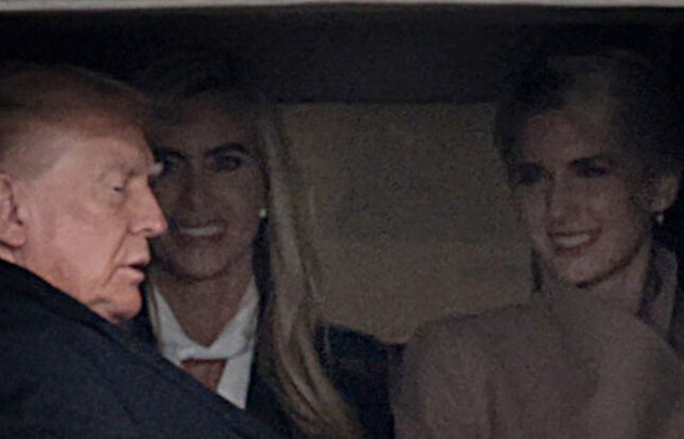 Gruseliges Foto von Trumps Pressesprecherin und Natalie Harp ansehen