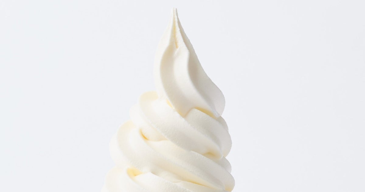 東京・南青山でヨックモック発“謎のソフトクリーム”登場⇨真っ白で上下が不明…「どうやって食べるの?」の声