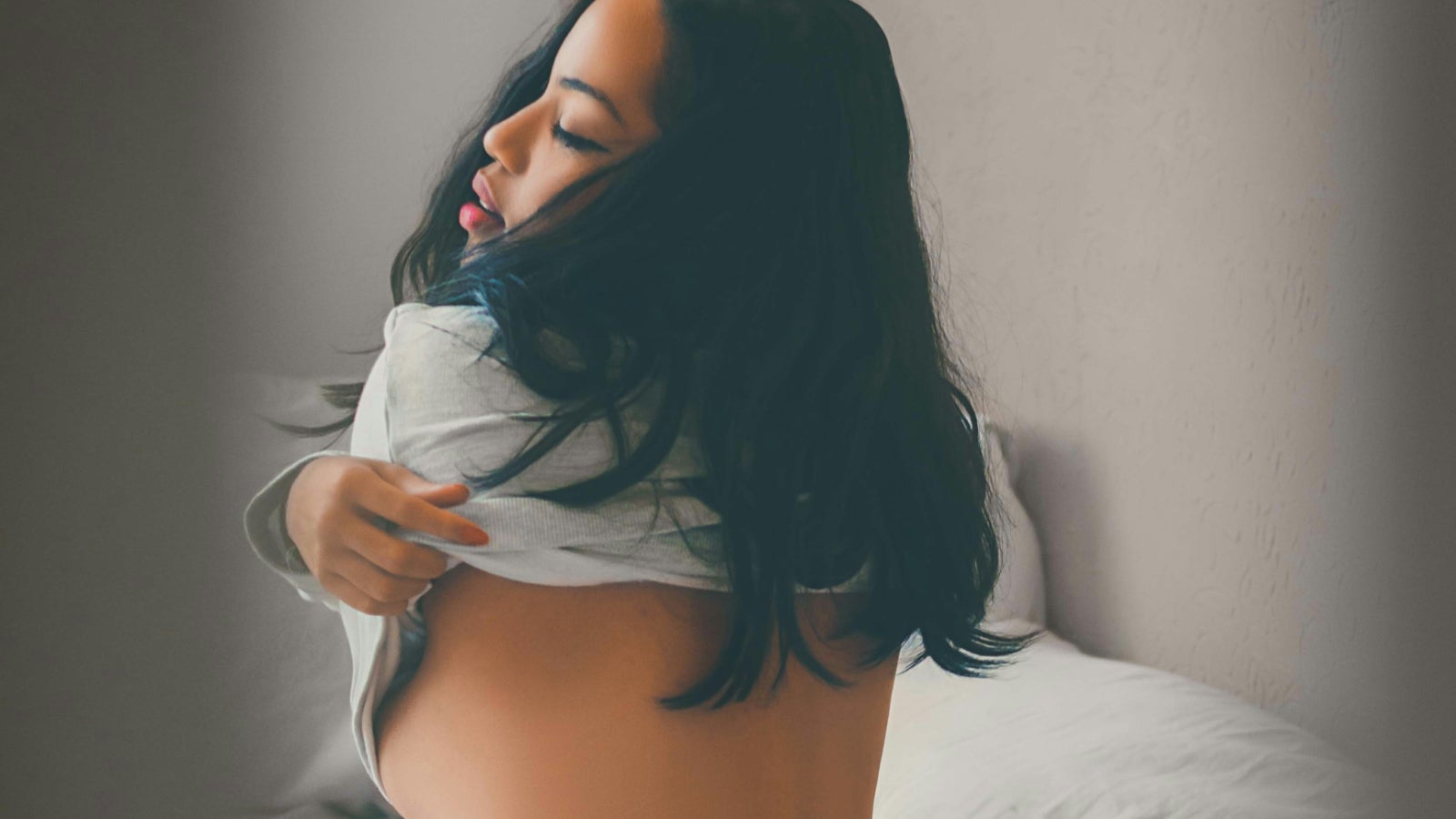7 Signs You're 'Spectatoring' During Sex (And How To Stop It)