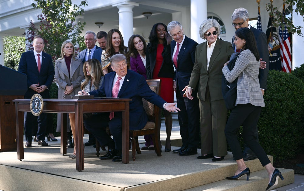 Trump holte Cheryl Hines, Melania Trump und Usha Vance auf die Bühne ...