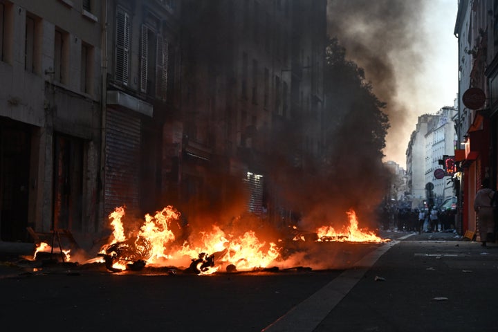 抗議活動家たちと警察が衝突した=2026年10月18日、フランス・パリ