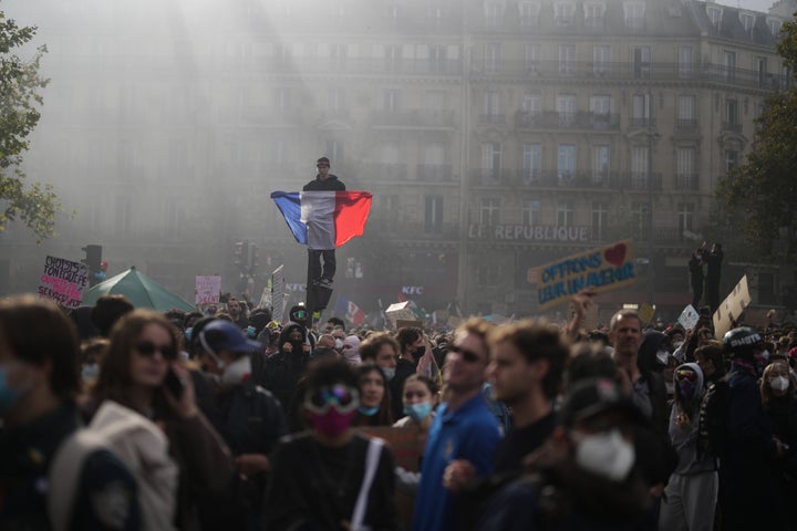 フランス全土で10月17日、大規模な改革を求め、数十万人が抗議活動に参加した=2026年10月17日、フランス・パリ