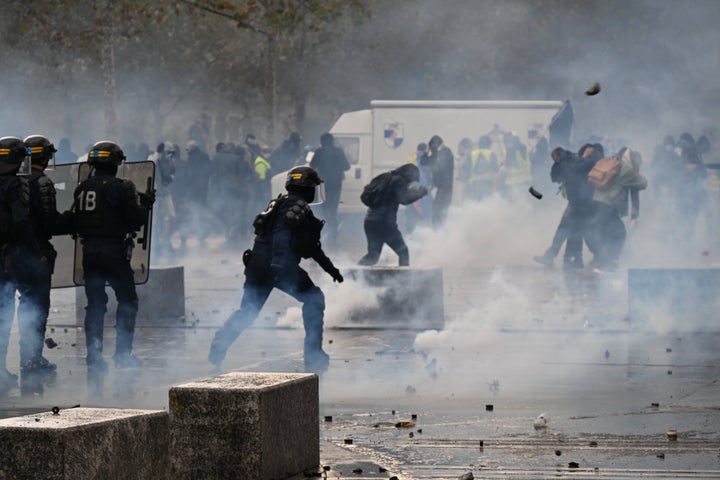抗議活動家たちと警察が衝突した=2026年10月17日、フランス・パリ