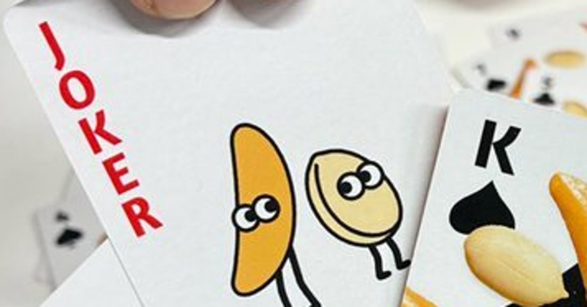 “狂気のトランプ”でテーブルが「柿の種まみれ」に...。ダイソーで買える亀田製菓のグッズが話題