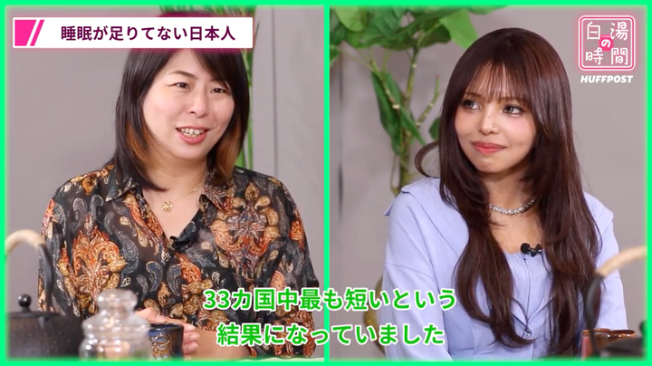 「ハフポストの白湯の時間」で話すmomohahaさん(右)と泉谷編集長