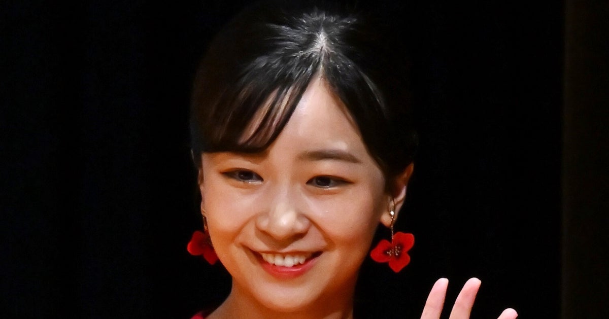 佳子さま、秋らしい赤のワンピース姿に「赤もお似合い」と反響。手話でご挨拶