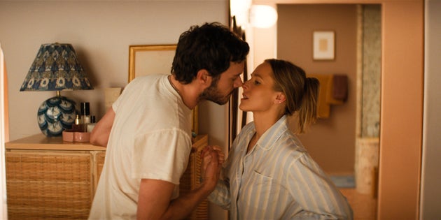 Adam Brody and Kristen Bell in Nobody Wants This