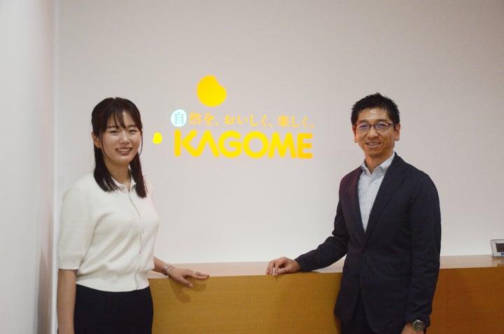 財務とIRを担当する仲村亮さん(右)、個人株主向けのIRや株主優待を担当する安藤希彩さん(左)