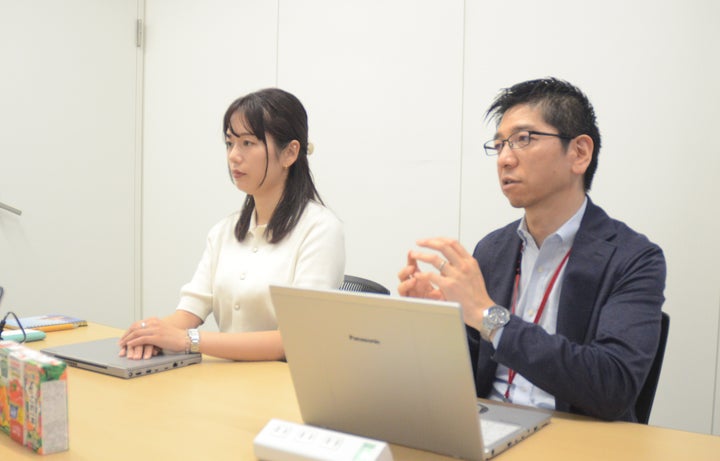 財務とIRを担当する仲村亮さん(右)、個人株主向けのIRや株主優待を担当する安藤希彩さん(左)