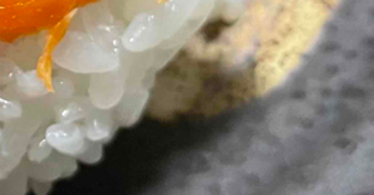 秋田の母から届いた塩鮭「ぼだっこ」のおにぎり⇨巻いているのは海苔ではなく…「鮭皮好きにはたまらない」と反響