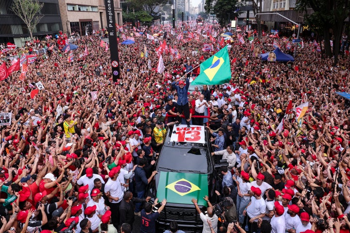 SAO PAULO, BRAZIL - OCTOBER 24: Luiz Inácio Lula Da Silva, incumbent president of Brazil and presidential candidate for Partido de los Trabajadores (PT) (Worker’s Party) waves a Brazil flag during a rally ahead of the presidential runoff at Avenida Paulista on October 24, 2026 in Sao Paulo, Brazil. The incumbent president of Brazil will face Flavio Bolsonaro in a tight runoff to seek a fourth tenure in the presidency. (Photo by Alexandre Schneider/Getty Images)