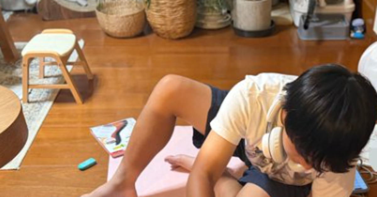 子が模造紙で作業していたら…目を離した隙に愛猫が“衝撃姿”で乱入⇨「猫ちゃんに変身してる！」「可愛すぎる」の声