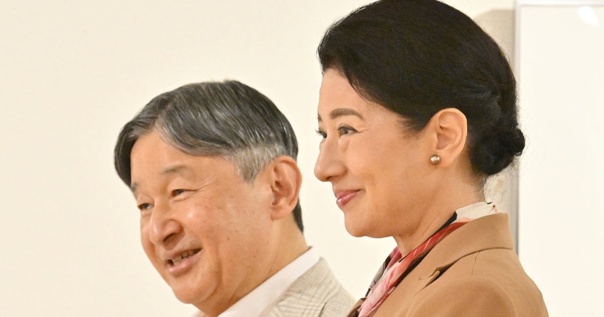 天皇皇后両陛下の「リンクコーデ」がおしゃれ。ワインレッドやシャンパンゴールドで色味を合わせた装いに注目