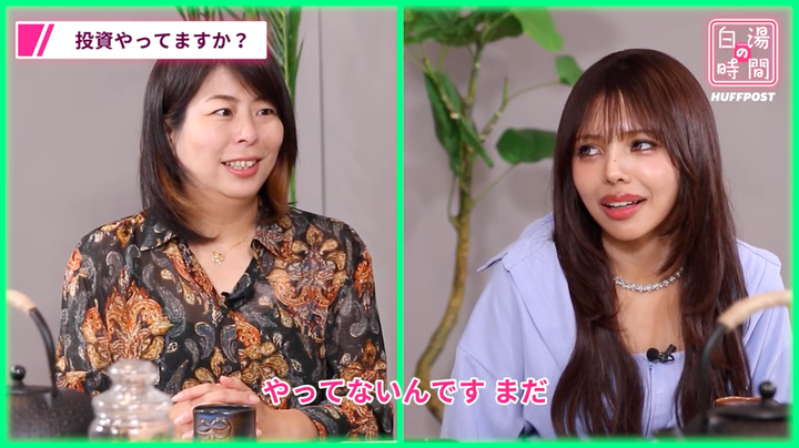 「ハフポストの白湯の時間」で話すmomohahaさん(右)と泉谷編集長